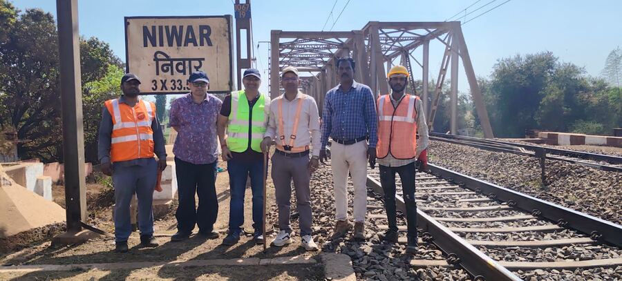 Team photograph at the Niwar bridge site
