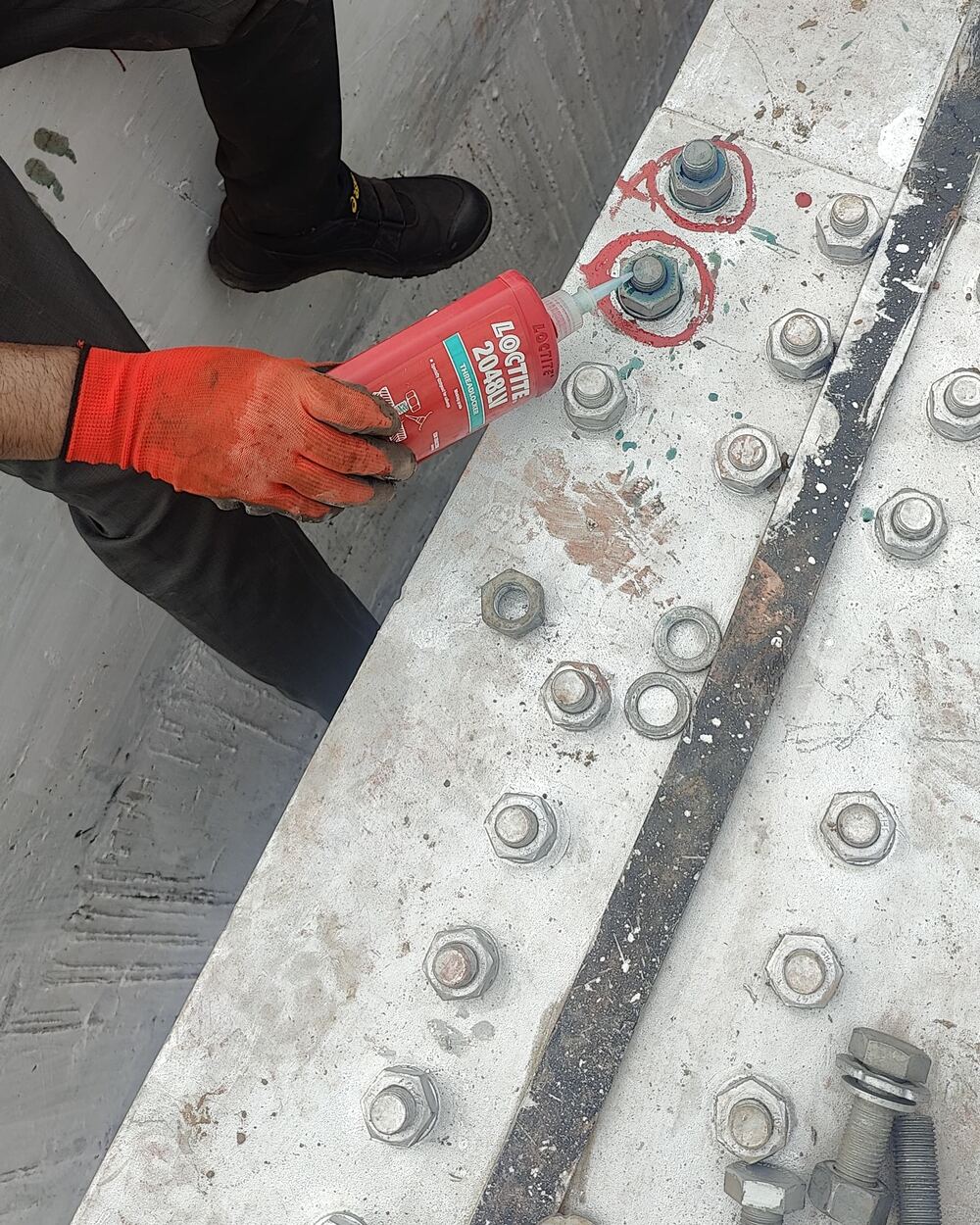LOCTITE 2048LV applied to HSFG bolts on a girder splice