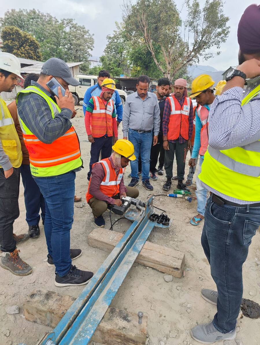 Torque application demonstrated on a rail fitting at site